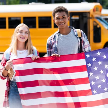 Drei Teenager mit der amerikanischen Flagge