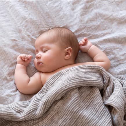 Ein schlafendes Baby ist abgebildet.
