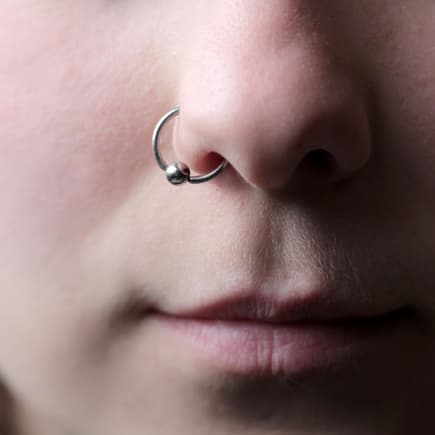 Ein Nasenpiercing. 