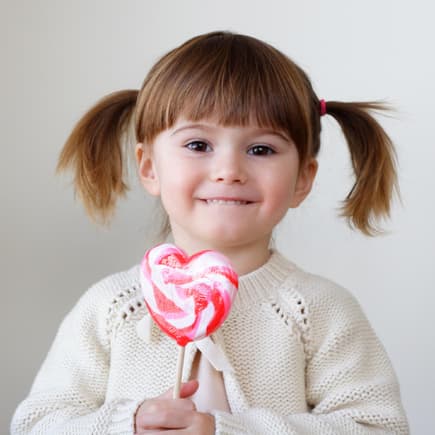 Ein Mädchen, das einen Lolli hält