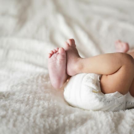 Baby mit Windel.