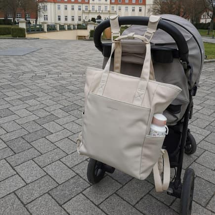 Der Wickelrucksack in Sandstone von Kapten & Son hängt am Buggy unserer Redakteurin.