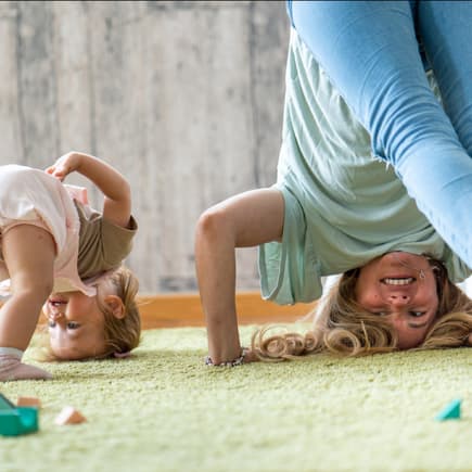 Mama und Kind stehen Kopf.