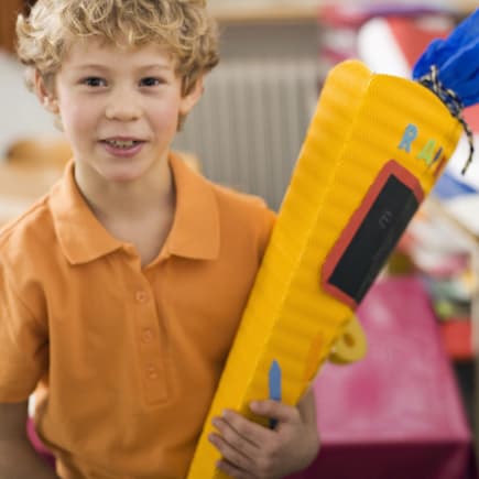 Eine Junge mit Schultüte