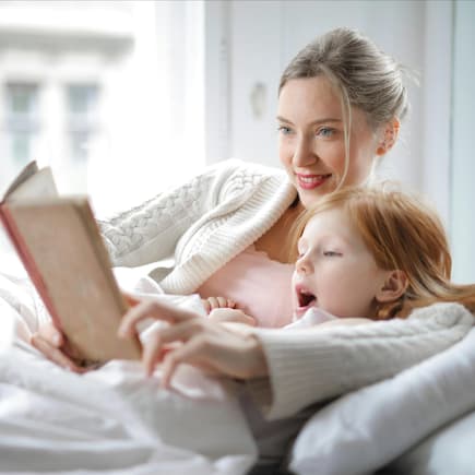 Eine Mutter und ihre Tochter lesen zusammen.