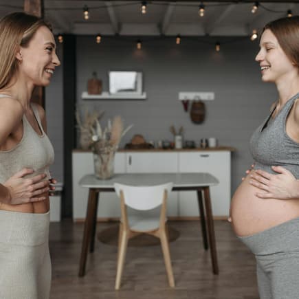 Zwei Frauen beim Pilates, eine davon ist schwanger
