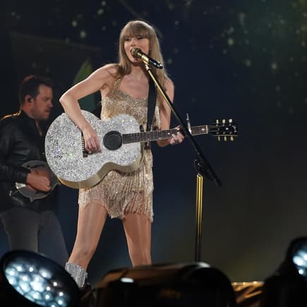 Taylor Swift mit Gitarre auf der Bühne