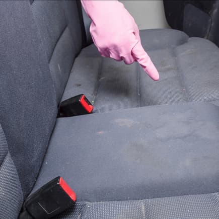 Eine dreckige Auto-Rückbank