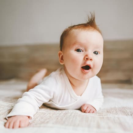 Ein Baby mit roten Haaren