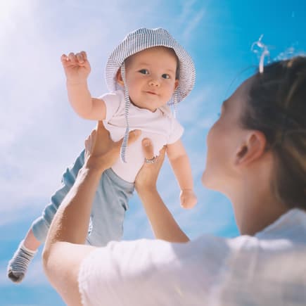 Ein Baby im Sommer
