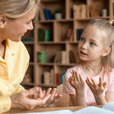 Eine Mutter und ihre Tochter zählen zusammen. 