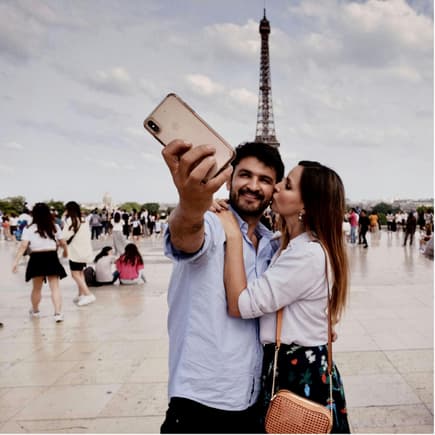 Paar macht ein Selfie vor dem Eiffelturm