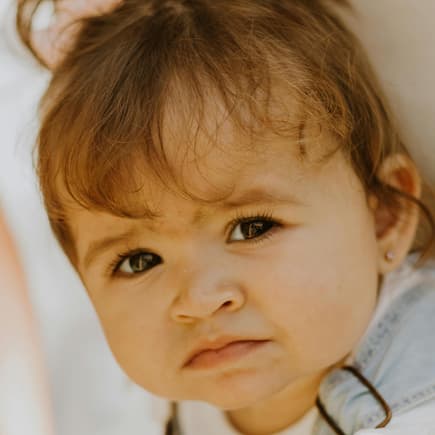 Kleines Kind schaut skeptisch.