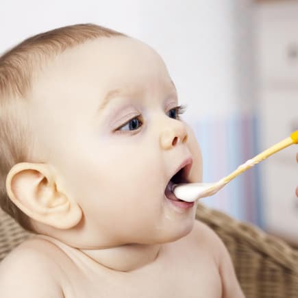 Baby isst Brei.