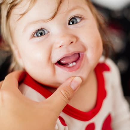 Baby mit zwei Zähnchen.