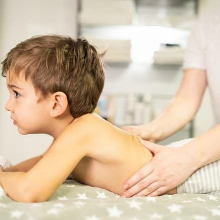 Frau behandelt kleinen Jungen.