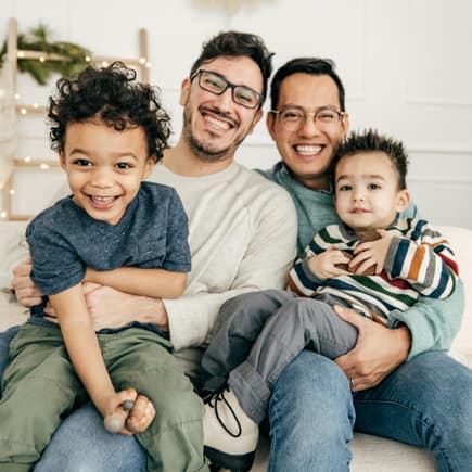 Zwei Väter, zwei adoptierte Kinder