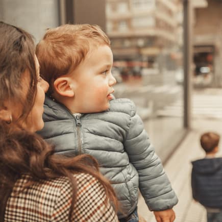 Frau mit zwei Kindern in New York.