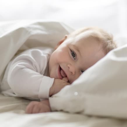 Ein kleines Baby lächelt