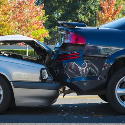 Zwei Autos bei einem Unfall.