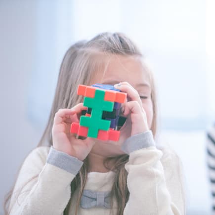 Zwei Mädchen, eins mit Spielzeug.