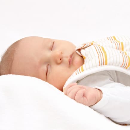 Baby schläft im Schlafsack.