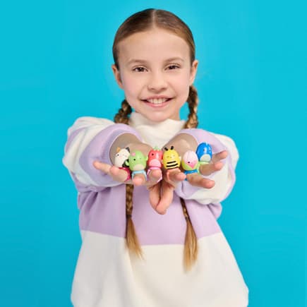 Mädchen mit Squish-a-long-Ringen.