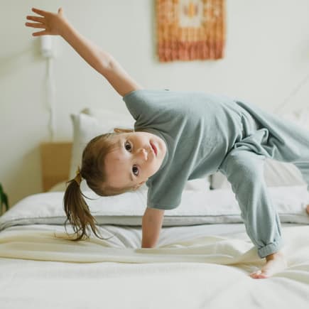 Ein kleines Mädchen turnt auf dem Bett rum?