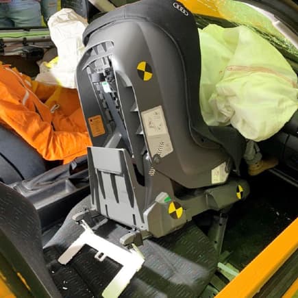 Ein Kindersitz mit Universal-Isofix-Adapter wurde bei einem Crashtest durchs Auto geschleudert.