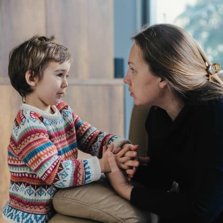 Eine Mutter und ihr weinender Sohn