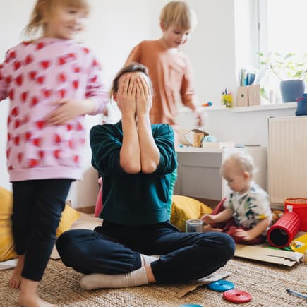 Kinder, die im Chaos tanzen
