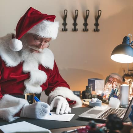 Der Weihnachtsmann schreibt einen Brief.