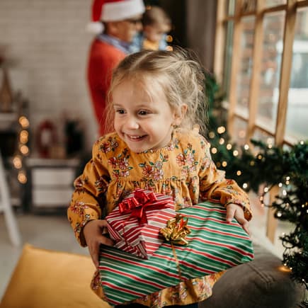 Ein Mädchen bekommt Weihnachtsgeschenke ...