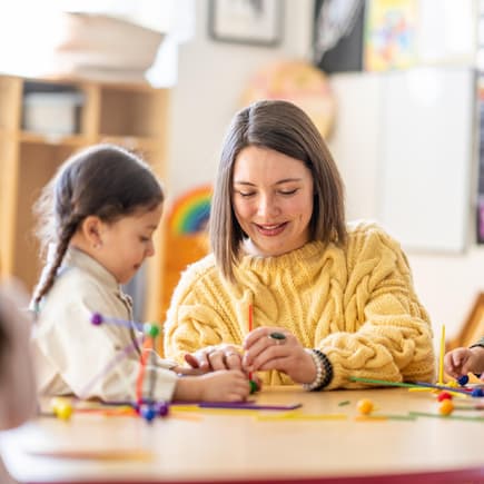 Eine Erzieherin im Kindergarten