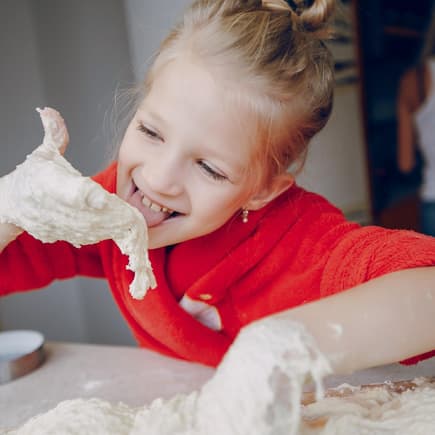 Kind isst rohen Teig ... 