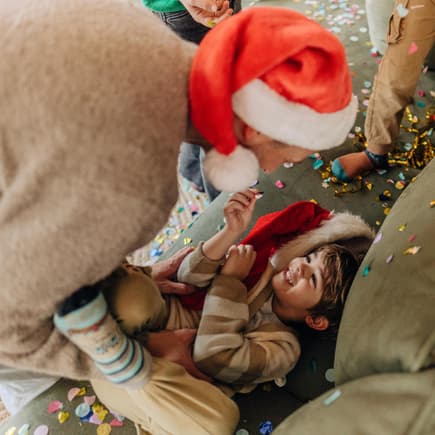 Vater und Sohn toben an Weihnachten.