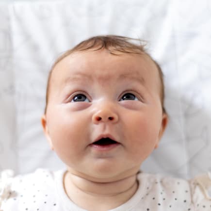 Lustiges Baby auf Wickelauflage.