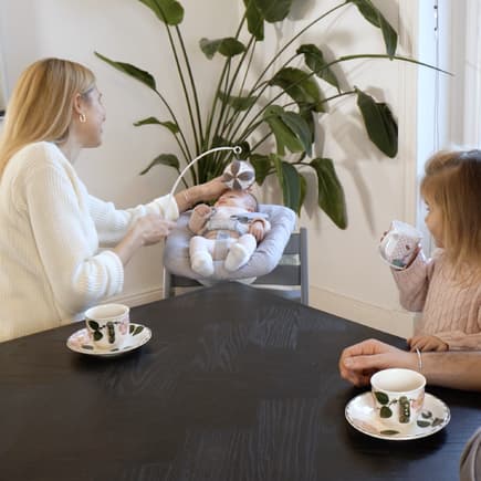 Ideal fürs Familienleben: Die Hochstühle Tripp Trapp (links) und Nomi (rechts).