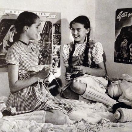 Zwei Mädchen von früher stricken.