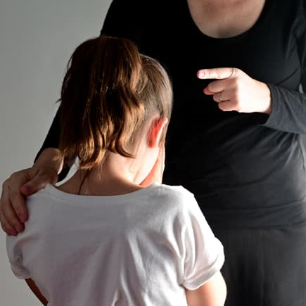 Eine Mutter, die mit ihrer Tochter schimpft.