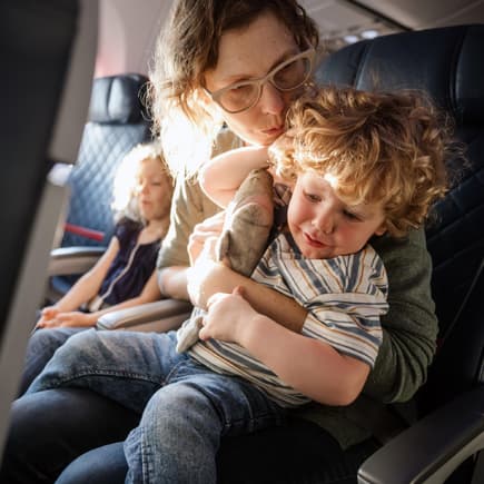 Ein weinendes Kind im Flugzeug.