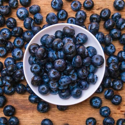 Blaubeeren in einer Schale.