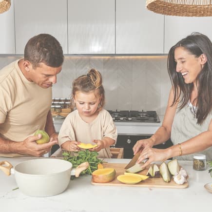 Familie bereitet gemeinsam Essen vor.
