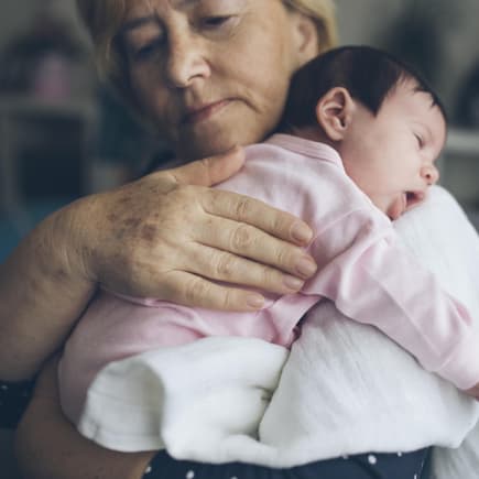 Eine Großmutter und ihr Enkelbaby