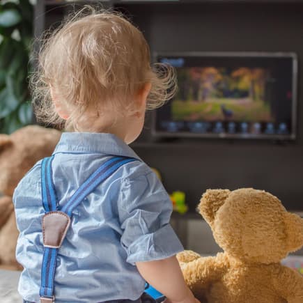 Ein Kleinkind guckt TV.