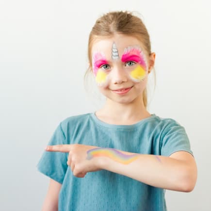 Kleines Mädchen als Einhorn geschminkt.