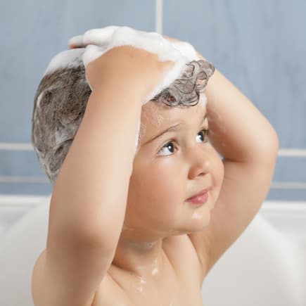 Kleinkind wäscht sich die Haare.