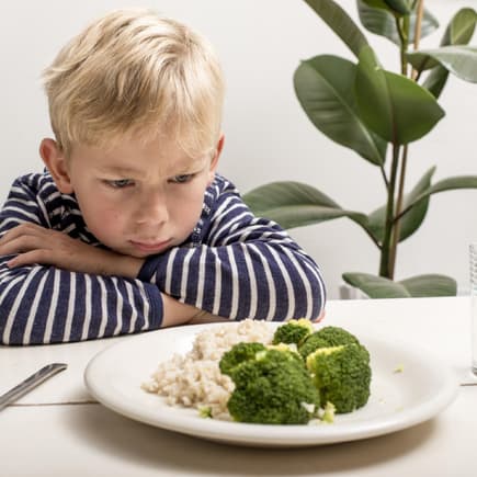 Junge will nicht sein Gemüse zu essen.