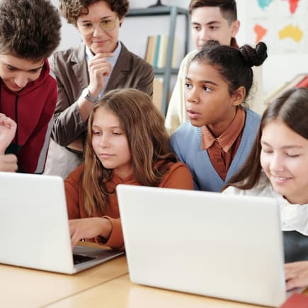 Generation Alpha: Jugendliche vor Laptops