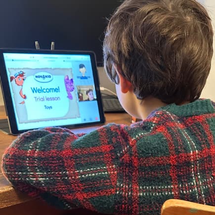 Im digitalen Unterricht von Novakid lernen Kindern mit Muttersprachlern Englisch.